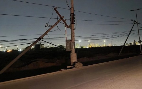 Vientos derriban poste y dejan sin luz a dos colonias