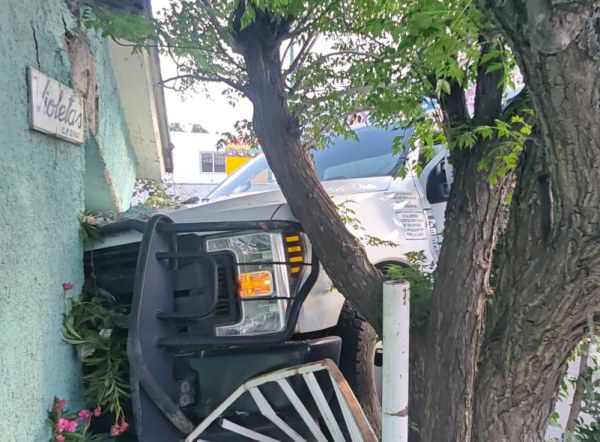 Se estrella con casa en la Campesina