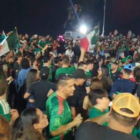 Festejan en glorieta de Pancho Villa pase de México en el mundial