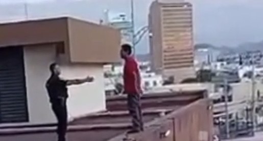 Policía salva a hombre que intentaba lanzarse de un edificio