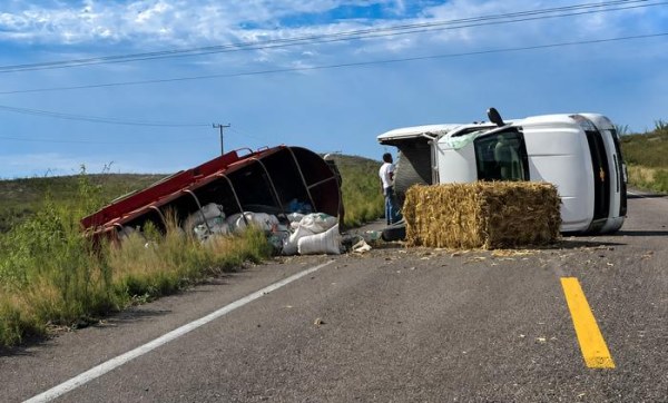 Vuelca tráiler en carretera a Parral