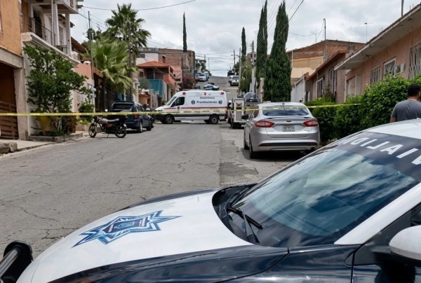 Muere aplastado por auto