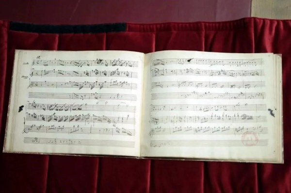 Encuentran en París cuaderno inédito de Mozart