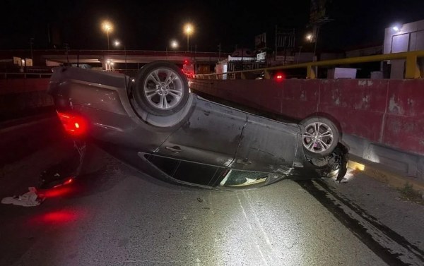 Vuelca y abandona su auto