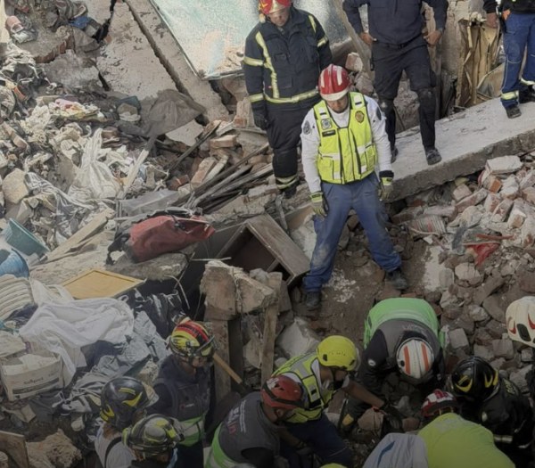 Milagro bajo los escombros: Bomberos rescatan a persona atrapada en derrumbe
