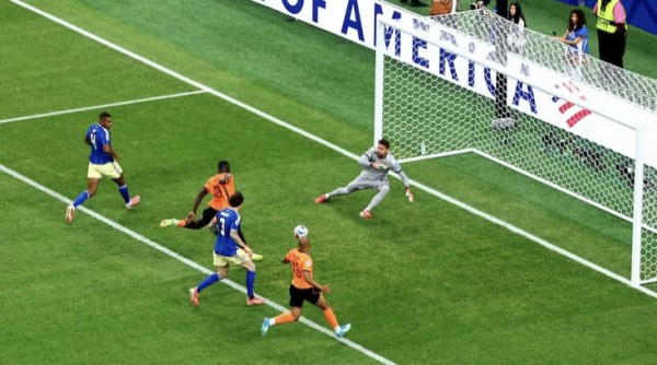 Países Bajos golea 5-1 a Suecia y asalta el liderato