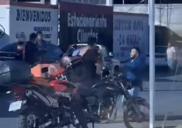 ¡A golpes! Repartidores de DiDi se dan con todo en la Tecnológico