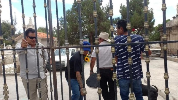 Abejas provocan cierre de panteón en pleno Día del Padre