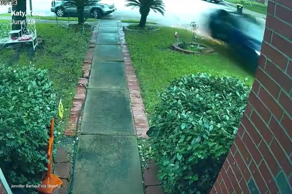 Conductor de Tesla en piloto automático choca contra una casa y mata a mujer