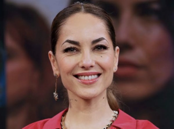 Bárbara Mori se muestra esquiva