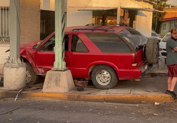 Se estrella con puesto de comida tras choque