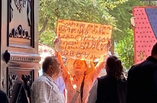 Se manifiesta mujer contra Santiago de la Peña