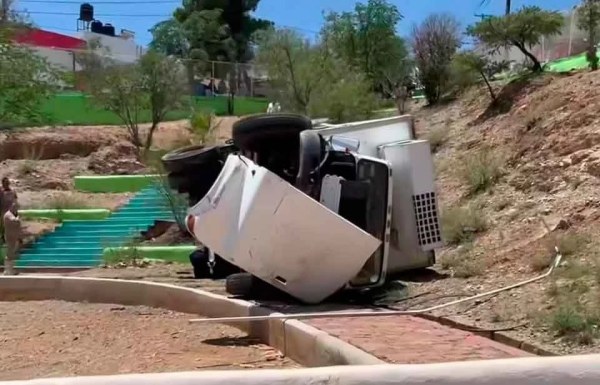 Vuelca camión cargado de carne
