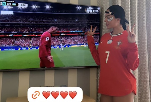 Georgina apoya a CR7 desde casa con la '7'