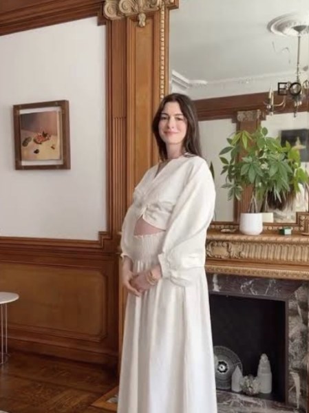 Anne Hathaway dejó ver su baby bum