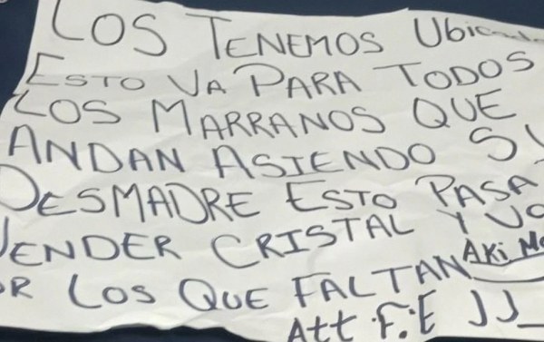 Dejan narcomensaje afuera de casa