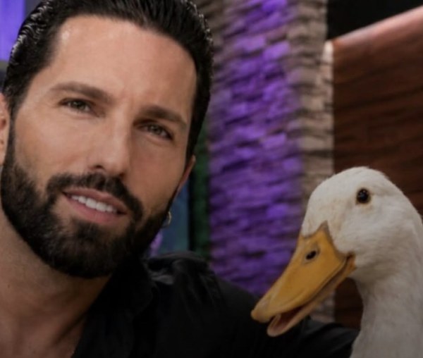 Poncho de Nigris ofrece miles de pesos por el viral Pato Merlín