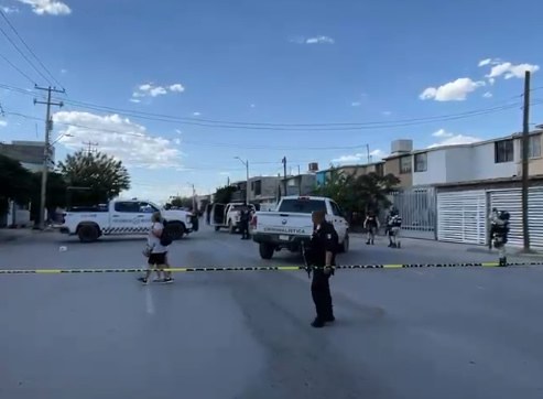 Lo balean dentro de casa