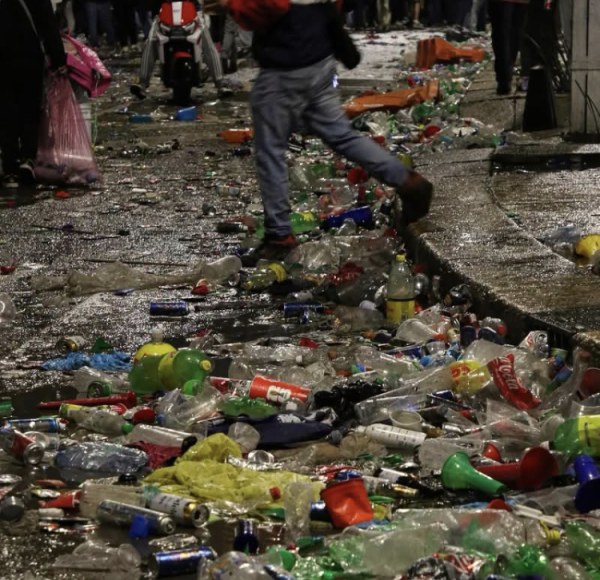 Festejo deja toneladas de basura en Reforma