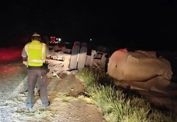 Vuelca camión con carga de papel