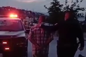Detienen a chofer de camión por empujar a adulto mayor
