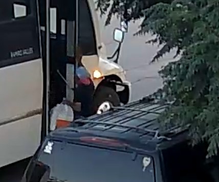 Captan agresión de chofer a adulto mayor