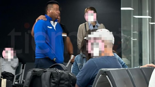 Causa expectación esposado en vuelo Chihuahua-CDMX