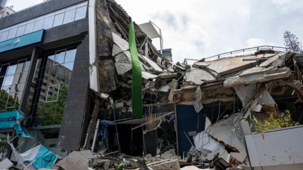 Casi mil muertos suman tras terremotos en Venezuela; calculan 50 mil desaparecidos