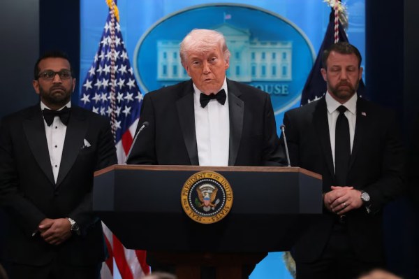 Amaga Trump con arancel del 100% a países por impuesto digital