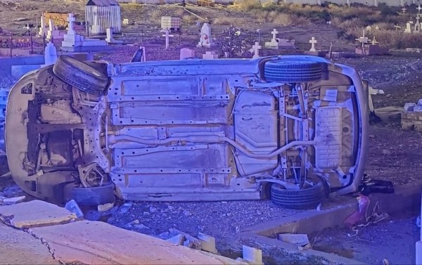 Vuelca y cae sobre tumbas en panteón