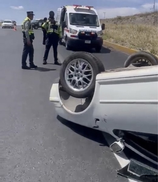 Vuelca familia en la Chihuahua-Juárez; logran salir ilesos