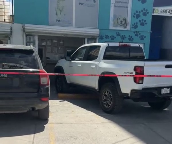 Asesinan pareja dentro de su vehículo