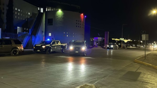 Llega baleado a hospital