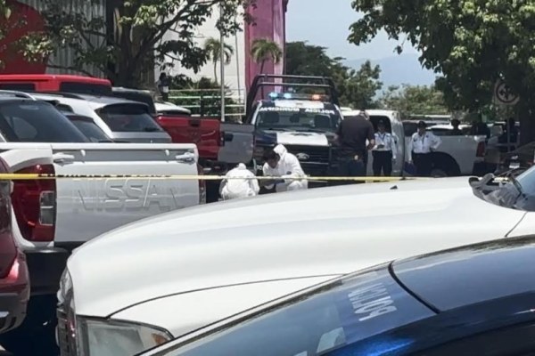 Asesinan a empresario gasolinero en centro comercial