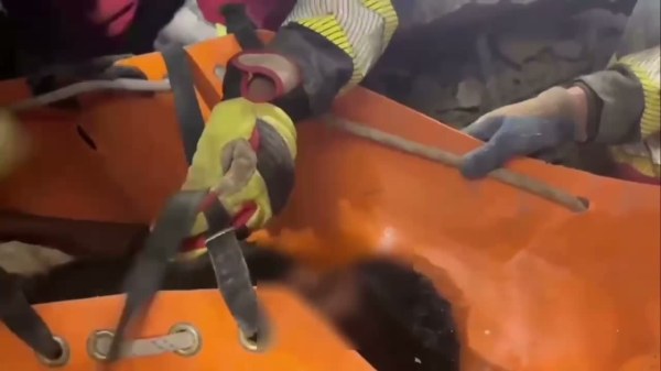 Ejército mexicano rescata con vida a niño atrapado entre escombros en Venezuela