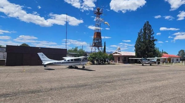 Muere en traslado de avionea