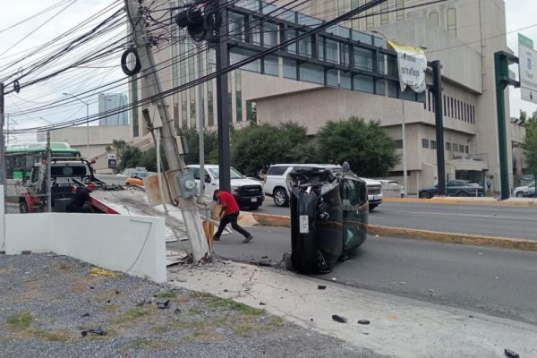 Vuelca Tesla en San Pedro; conductor asegura que operaba en piloto automático