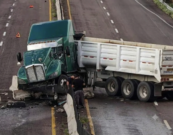 Tráiler choca y desata caos en la Chihuahua-Cuauhtémoc