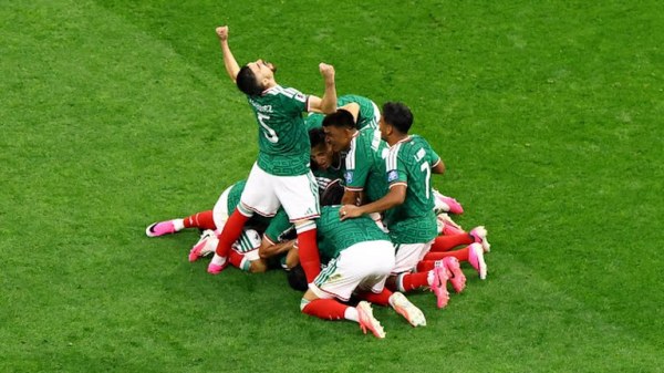 Raúl Jiménez anota el segundo gol de México vs Ecuador