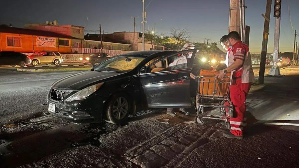 Resulta lesionado tras chocar con poste en la Fuentes Mares