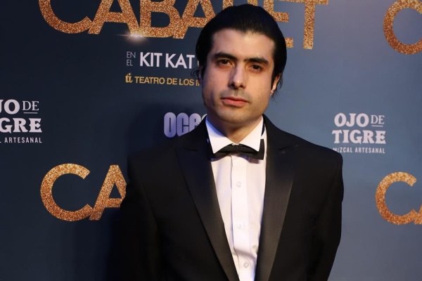 Cae el actor José Ángel Bichir de tercer piso