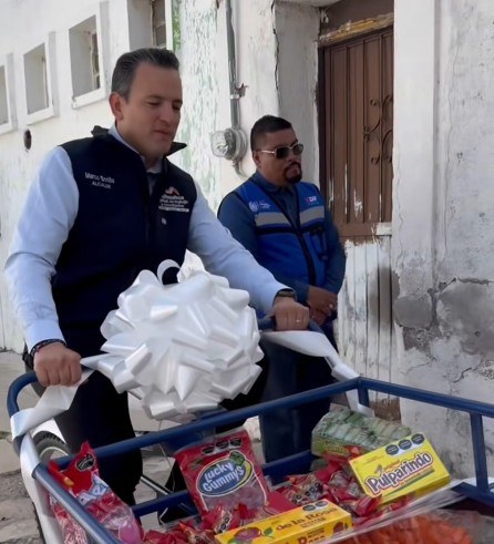 Regala Marco Bonilla carrito de dulces a comerciante atropellada