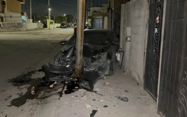 Derriba poste y choca con casa en Hacienda de las Torres