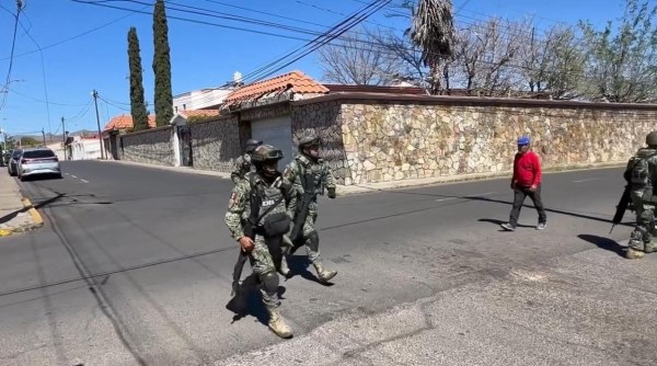 Captan a militares afuera de casa de César Duarte