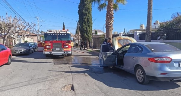 Se incendia auto en la Mirador