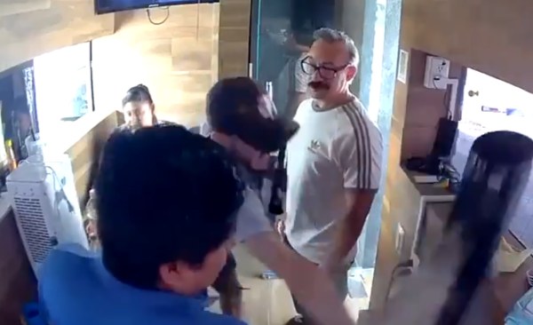 Boxeador amateur golpea brutalmente a guardia de seguridad