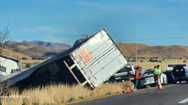 Vuelca tráiler en carretera a Juárez