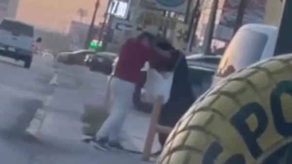 Señoras se agarran a los golpes