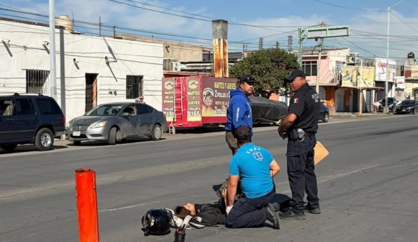 Motociclista se proyecta vs puesto de burritos