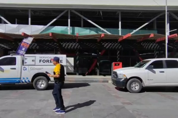 Se desploma y muere en plaza comercial